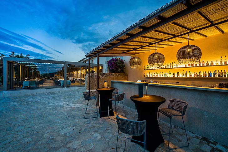   Drinks open air!  Neue Sommer-Bar ORO in Mallorcas “Carrossa Resort“  im Nordosten der Insel (©Fotos: Flycam Media - Christian Arndt)